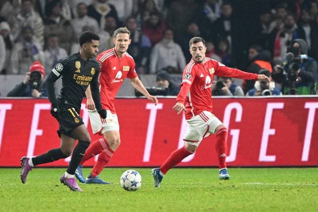 Fussball, Herren, Saison 2023 2024, UEFA Champions League (Gruppe C, 6. Spieltag), 1. FC Union Berlin - Real Madrid, v.l. Rodrygo (Real Madrid), Paul Jaeckel (1. FC Union Berlin) und Josip Juranovic (1. FC Union Berlin) , 12.12. 2023, Copyright: xMatthiasxKochx