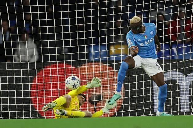 Champions League match SSC Napoli vs Braga SSC Napoli s Nigerian forward Victor Osimhen scores against Braga s Brazilian goalkeeper Matheus Magalhaes during the Uefa champions league match between SSC Napoli vs Braga at the Diego Armando Maradona Stadium in Naples, southern Italy, on December 12, 2023. ABPH6160 Copyright: xAntonioxBalascox