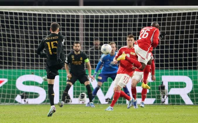 Federico Valverde, Kevin Behrens, Jerome Roussillon Zweikampf Spielszene Aktion Fußball Fussball UEFA Champions League UCL Herren 6.Spieltag Saison 2023 2024 12.12.2023 1.FC Union Berlin FCU vs Real Madrid Olympiastadion DFL regulations prohibit any use of photographs as image sequences and or quasi-video