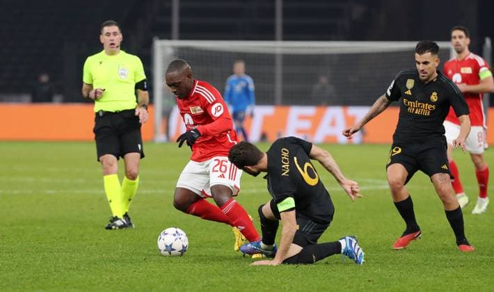 Jerome Roussillon, Nacho Fernandez tritt auf den Fuss Foulspiell Zweikampf Spielszene Aktion Fußball Fussball UEFA Champions League UCL Herren 6.Spieltag Saison 2023 2024 12.12.2023 1.FC Union Berlin FCU vs Real Madrid Olympiastadion DFL regulations prohibit any use of photographs as image sequences and or quasi-video