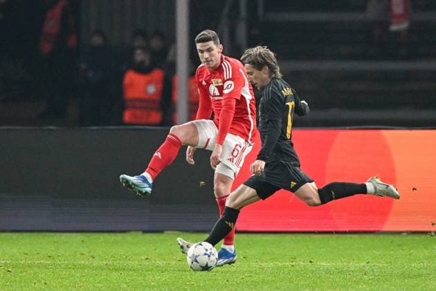 Fussball, Herren, Saison 2023 2024, UEFA Champions League (Gruppe C, 6. Spieltag), 1. FC Union Berlin - Real Madrid, v.l. Robin Gosens (1. FC Union Berlin) und Luka Modric (Real Madrid) , 12.12. 2023, Copyright: xMatthiasxKochx