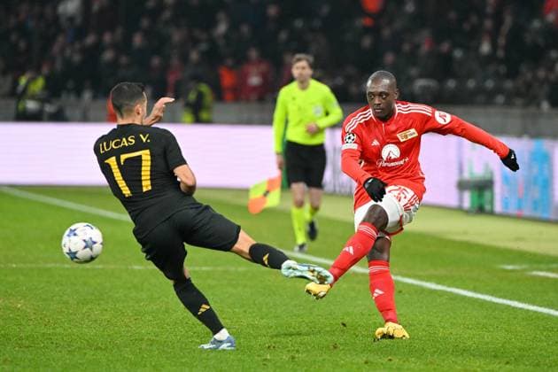 Fussball, Herren, Saison 2023 2024, UEFA Champions League (Gruppe C, 6. Spieltag), 1. FC Union Berlin - Real Madrid, v.l. Lucas Vazquez (Real Madrid) und Jerome Roussillon (1. FC Union Berlin) , 12.12. 2023, Copyright: xMatthiasxKochx