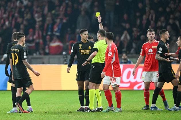 Fussball, Herren, Saison 2023 2024, UEFA Champions League (Gruppe C, 6. Spieltag), 1. FC Union Berlin - Real Madrid, v.l. Gelbe Karte für Jude Bellingham (Real Madrid) , 12.12. 2023, Copyright: xMatthiasxKochx