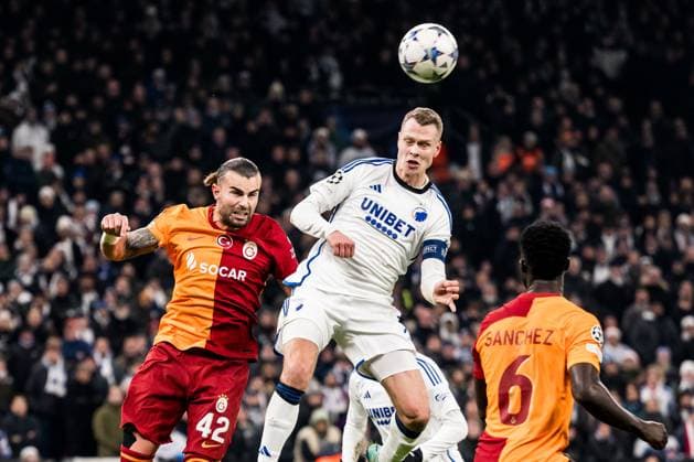 231212 Abdulkerim Bardakci of Galatasaray and Viktor Claesson of FC Copenhagen during the UEFA Champions League football match between FC Copenhagen and Galatasaray on December 12, 2023 in Copenhagen. Photo: Petter Arvidson BILDBYRAN kod PA PA0704 fotboll football soccer fotball champions league fc copenhagen galatasaray bbeng Copyright: PETTERxARVIDSON BB231212PA057