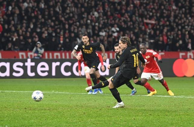 Fussball, Herren, Saison 2023 2024, UEFA Champions League (Gruppe C, 6. Spieltag), 1. FC Union Berlin - Real Madrid, Luka Modric (Real Madrid) verschießt einen Handelfmeter Torhüter Frederik Rönnow (nicht im Bild, 1. FC Union Berlin) hält, 12.12. 2023, Copyright: xSebastianxRäppold MatthiasxKochx
