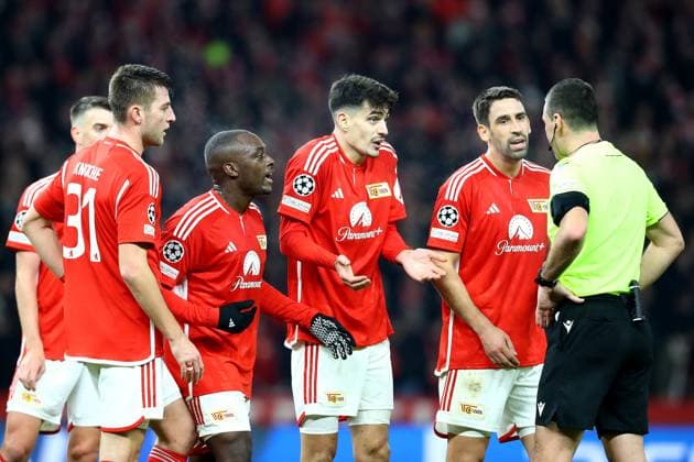 12.12.2023, xtgx, Fussball UEFA Champions League, Union Berlin - Real Madrid emspor, v.l. Rani Khedira (1. FC Union Berlin) diskutiert mit Schiedsrichter Referee Obrenovic, Rade (Slowenien) (DFL DFB REGULATIONS PROHIBIT ANY USE OF PHOTOGRAPHS as IMAGE SEQUENCES and or QUASI-VIDEO) Berlin