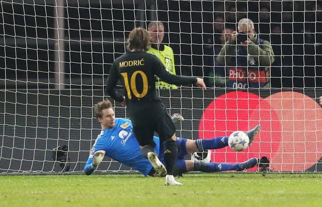 Sport Bilder des Tages Torwart Frederik Rönnow hält pariert Elfmeter Strafstoß gegen Luka Modric Zweikampf Spielszene Aktion Fußball Fussball UEFA Champions League UCL Herren 6.Spieltag Saison 2023 2024 12.12.2023 1.FC Union Berlin FCU vs Real Madrid Olympiastadion DFL regulations prohibit any use of photographs as image sequences and or quasi-video