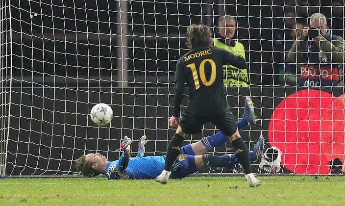 Torwart Frederik Rönnow hält pariert Elfmeter Strafstoß gegen Luka Modric Zweikampf Spielszene Aktion Fußball Fussball UEFA Champions League UCL Herren 6.Spieltag Saison 2023 2024 12.12.2023 1.FC Union Berlin FCU vs Real Madrid Olympiastadion DFL regulations prohibit any use of photographs as image sequences and or quasi-video