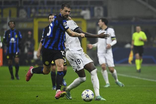 Francesco Acerbi of F.C. Inter and Umar Sadiq of Real Sociedad during the 6th day of the UEFA Champions League Group D between F.C. Internazionale Milano vs Real Sociedad De Futbol on 12 December 2023 at the San Siro Stadium in Milan, Italy.  Copyright: xDomenicoxCippitelli IPAxSportx x xx IPA_42176851 IPA_Agency_IPA42176851