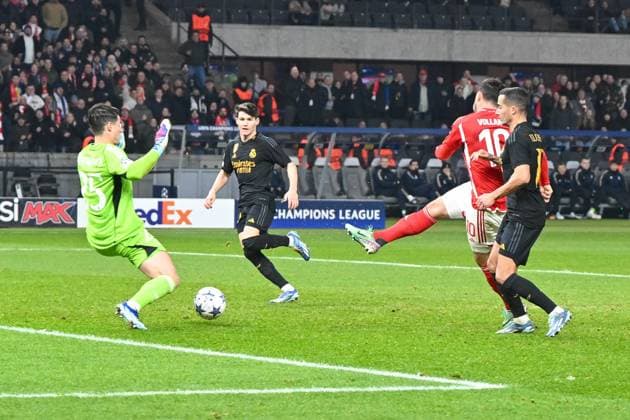 Fussball, Herren, Saison 2023 2024, UEFA Champions League (Gruppe C, 6. Spieltag), 1. FC Union Berlin - Real Madrid, v.l. Kepa Arrizabalaga (Real Madrid), Kevin Volland (1. FC Union Berlin) und Lucas Vazquez (Real Madrid) - Kevin Volland (1. FC Union Berlin) erzielt das Tor zum 1:0 , 12.12. 2023, Copyright: xMatthiasxKochx