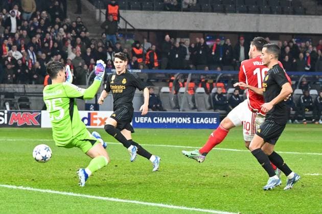 Fussball, Herren, Saison 2023 2024, UEFA Champions League (Gruppe C, 6. Spieltag), 1. FC Union Berlin - Real Madrid, v.l. Kepa Arrizabalaga (Real Madrid), Kevin Volland (1. FC Union Berlin) und Lucas Vazquez (Real Madrid) - Kevin Volland (1. FC Union Berlin) erzielt das Tor zum 1:0 , 12.12. 2023, Copyright: xMatthiasxKochx