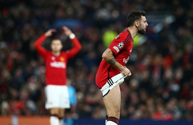 Sport Bilder des Tages Bruno Fernandes of Manchester United, ManU shows his frustration during the game Manchester United v Bayern Munich, UEFA Champions League, Group A, Football, Old Trafford, Manchester, UK - 12 Dec 2023 EDITORIAL USE ONLY No use with unauthorised audio, video, data, fixture lists, club league logos or live services. Online in-match use limited to 120 images, no video emulation. No use in betting, games or single club league player publications. Copyright: xMattxWest Shutterstockx 14254194bc