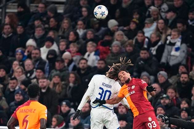 FC Koebenhavns Elias Achouri og Galatasarays Sacha Boey under Champions League-kampen mellem FC Koebenhavn og Galatasaray SK i sjette spillerunde i gruppe A i Parken, Koebenhavn, tirsdag den 12. december 2023. , Copenhagen Denmark Copyright: MadsxClausxRasmussenx COP14438 spdk20231212-212532-L