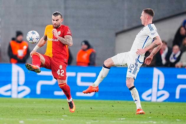 Galatasarays Abdulkerim Bardakci mod FC Koebenhavns Lukas Lerager under Champions League-kampen mellem FC Koebenhavn - Galatasaray SK i Parken tirsdag den 12. december 2023. , Copenhagen Denmark Copyright: LiselottexSabroex COP14438 spdk20231212-213042-L