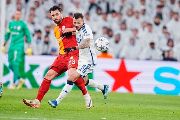 Galatasaray s Kaan Ayhan and FC Copenhagen s Diogo Goncalves during the Champions League match: FC Copenhagen - Galatasaray SK in the Park on Tuesday 12 December 2023. (Photo: Liselotte Sabroe Scanpix 2023) , Copenhagen Denmark Copyright: LiselottexSabroex COP14438 spdk20231212-211826-L