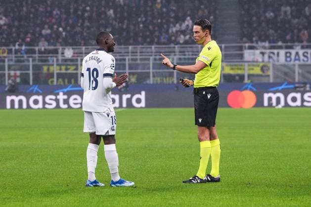 MILAN, ITALY - DECEMBER 12: referee Sandro Schärer of Switzerland talks to Hamari Traore of Real Sociedad uring the UEFA Champions League Group Stage match between FC Internazionale and Real Sociedad at Stadio Giuseppe Meazza on December 12, 2023 in Milan, Italy. Copyright: xJustPictures.ch JarixPestelaccix jp-en-EuSpIm-Inter_Sociedad_12Dec2023_JAR_00003