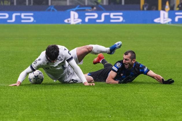 MILAN, ITALY - DECEMBER 12: Henrikh Mkhitaryan of Inter (R) against Martin Zubimendi of Real Sociedad (L) during the UEFA Champions League Group Stage match between FC Internazionale and Real Sociedad at Stadio Giuseppe Meazza on December 12, 2023 in Milan, Italy. Copyright: xJustPictures.ch JarixPestelaccix jp-en-EuSpIm-Inter_Sociedad_12Dec2023_JAR_00019