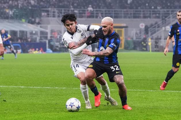 MILAN, ITALY - DECEMBER 12: Federico Dimarco of Inter (R) fights for the ball with Takefusa Kubo of Real Sociedad (L) during the UEFA Champions League Group Stage match between FC Internazionale and Real Sociedad at Stadio Giuseppe Meazza on December 12, 2023 in Milan, Italy. Copyright: xJustPictures.ch JarixPestelaccix jp-en-EuSpIm-Inter_Sociedad_12Dec2023_JAR_00023