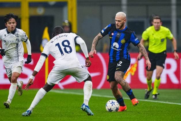 MILAN, ITALY - DECEMBER 12: Federico Dimarco of Inter (R) fights for the ball with Hamari Traore of Real Sociedad (L) during the UEFA Champions League Group Stage match between FC Internazionale and Real Sociedad at Stadio Giuseppe Meazza on December 12, 2023 in Milan, Italy. Copyright: xJustPictures.ch JarixPestelaccix jp-en-EuSpIm-Inter_Sociedad_12Dec2023_JAR_00029