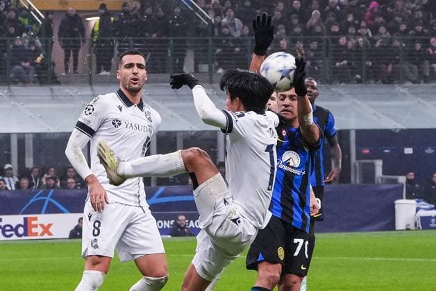 MILAN, ITALY - DECEMBER 12: Alexis Sanchez of Inter (R) against Takefusa Kubo of Real Sociedad (C) during the UEFA Champions League Group Stage match between FC Internazionale and Real Sociedad at Stadio Giuseppe Meazza on December 12, 2023 in Milan, Italy. Copyright: xJustPictures.ch JarixPestelaccix jp-en-EuSpIm-Inter_Sociedad_12Dec2023_JAR_00011