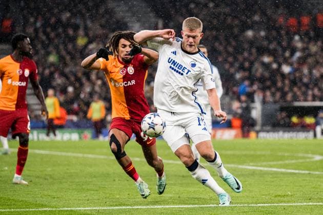 231212 Sacha Boey of Galatasaray and Andreas Cornelius of FC Copenhagen during the UEFA Champions League football match between FC Copenhagen and Galatasaray on December 12, 2023 in Copenhagen. Photo: Petter Arvidson BILDBYRAN kod PA PA0704 fotboll football soccer fotball champions league fc copenhagen galatasaray bbeng Copyright: PETTERxARVIDSON BB231212PA097