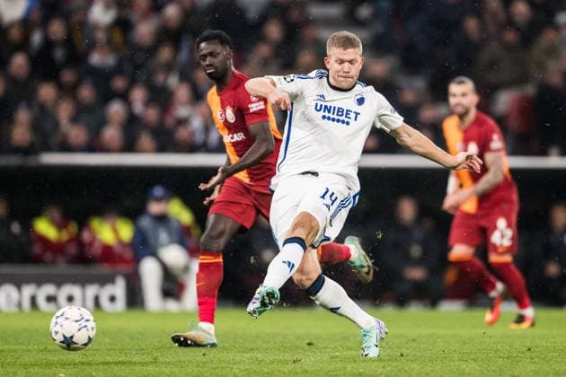 231212 Davinson Sanchez of Galatasaray and Andreas Cornelius of FC Copenhagen during the UEFA Champions League football match between FC Copenhagen and Galatasaray on December 12, 2023 in Copenhagen. Photo: Petter Arvidson BILDBYRAN kod PA PA0704 fotboll football soccer fotball champions league fc copenhagen galatasaray bbeng Copyright: PETTERxARVIDSON BB231212PA098