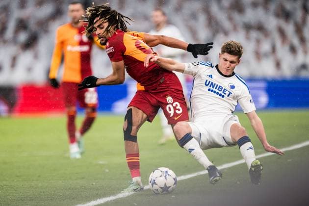 231212 Sacha Boey of Galatasaray and Elias Jelert of FC Copenhagen during the UEFA Champions League football match between FC Copenhagen and Galatasaray on December 12, 2023 in Copenhagen. Photo: Petter Arvidson BILDBYRAN kod PA PA0704 fotboll football soccer fotball champions league fc copenhagen galatasaray bbeng Copyright: PETTERxARVIDSON BB231212PA099