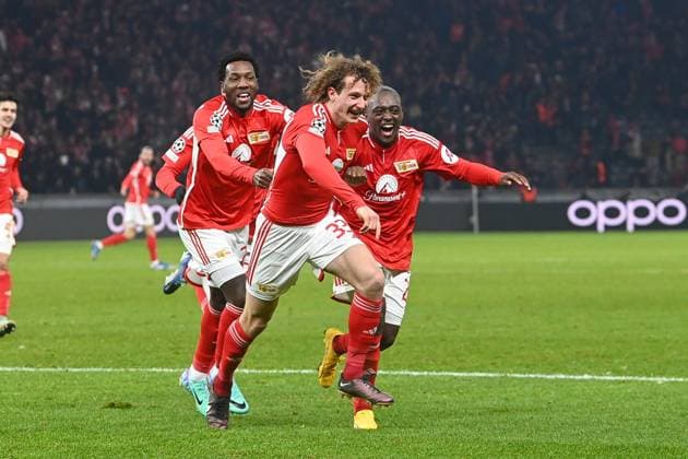 Fussball, Herren, Saison 2023 2024, UEFA Champions League (Gruppe C, 6. Spieltag), 1. FC Union Berlin - Real Madrid, v.l. Sheraldo Becker (1. FC Union Berlin), Alex Kral (1. FC Union Berlin) und Jerome Roussillon (1. FC Union Berlin) Torjubel, jubelt nach dem Tor zum 2:2 , 12.12. 2023, Copyright: xMatthiasxKochx