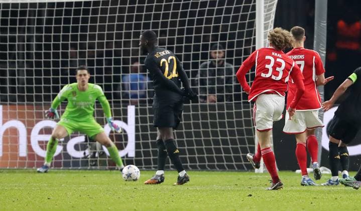 Alex Kral erzielt das Tor zum 2:2 Ausgleich gegen Torwart Kepa Arrizabalaga Fußball Fussball UEFA Champions League UCL Herren 6.Spieltag Saison 2023 2024 12.12.2023 1.FC Union Berlin FCU vs Real Madrid Olympiastadion DFL regulations prohibit any use of photographs as image sequences and or quasi-video