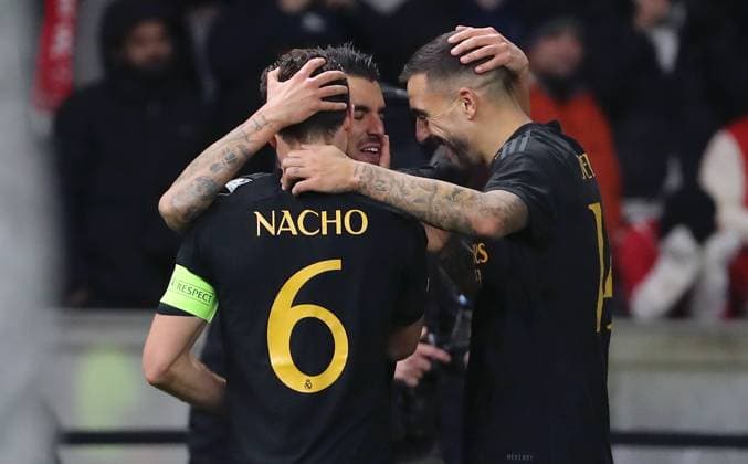 Dani Ceballos jubelt nach 2:3 mit Nacho Fernandez, Joselu Freude Emotion Jubel Fußball Fussball UEFA Champions League UCL Herren 6.Spieltag Saison 2023 2024 12.12.2023 1.FC Union Berlin FCU vs Real Madrid Olympiastadion DFL regulations prohibit any use of photographs as image sequences and or quasi-video