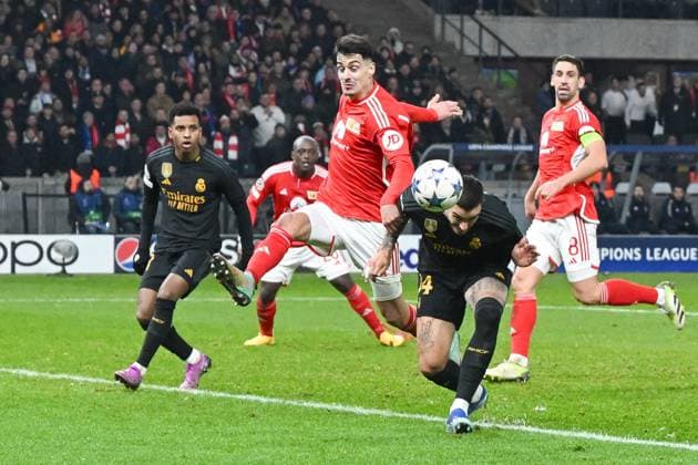 Sport Bilder des Tages Fussball, Herren, Saison 2023 2024, UEFA Champions League (Gruppe C, 6. Spieltag), 1. FC Union Berlin - Real Madrid, v.l. Diogo Leite (1. FC Union Berlin) und Joselu (Real Madrid) - erzielt das Tor zum 1:2 , 12.12. 2023, Copyright: xMatthiasxKochx