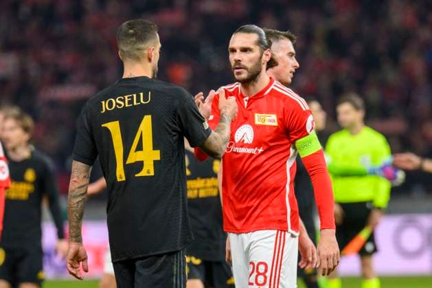v.l. Joselu (Real Madrid, 14), Christopher Trimmel ( 1.FC Union Berlin, 28), geben sich nach dem Spiel die Hand, GER, 1.FC Union Berlin vs Real Madrid, UEFA Champions League, 6. Gruppenspiel, Saison - Spielzeit 2023 2024, 12.12.2023, DFL REGULATIONS PROHIBIT ANY USE OF PHOTOGRAPHS AS IMAGE SEQUENCES AND OR QUASI-VIDEO, GER, Berlin, 1.FC Union Berlin vs 1.FC Union Berlin vs Real Madrid, UEFA Champions League, 6. Gruppenspiel, Spielzeit 2023 2024, 12.12.2023, xukhx, Berlin Copyright: xUwexKoch Eibner-Pressefotox EP_UKH
