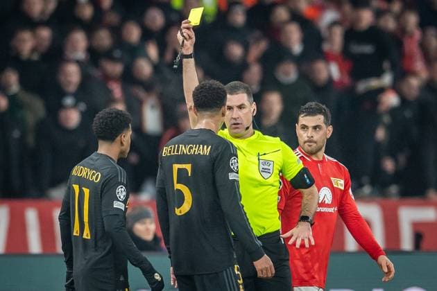 UEFA Champions League: 1. FC Union Berlin vs Real Madrid. Berlin, 12.12.2023 Rade Obrenovic (Schiedsrichter) zeigt Gelb für Jude Bellingham (Real Madrid, 5) UEFA Champions League: 1. FC Union Berlin vs Real Madrid, Olympiastadion, Berlin, 12.12.2023 Copyright: xBEAUTIFULxSPORTS LucianoxLimax