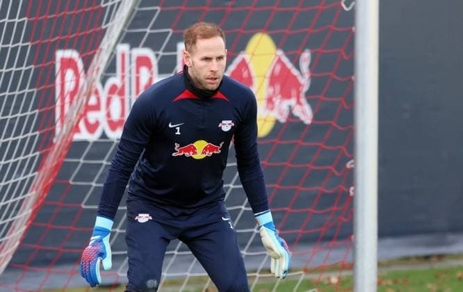 RB Leipzig Training Champions League Leipzig, 12.12.2023, RB Trainingszentrum, UEFA Champions League , RB Leipzig - Abschlusstraining am Vortag von RBL v. Young Boys Bern , Im Bild: Torwart Peter Gulacsi (1, RB Leipzig) ,