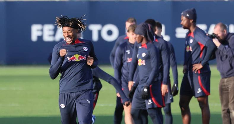 RB Leipzig Training Champions League Leipzig, 12.12.2023, RB Trainingszentrum, UEFA Champions League , RB Leipzig - Abschlusstraining am Vortag von RBL v. Young Boys Bern , Im Bild: Mohamed Simakan (2, RB Leipzig) ,
