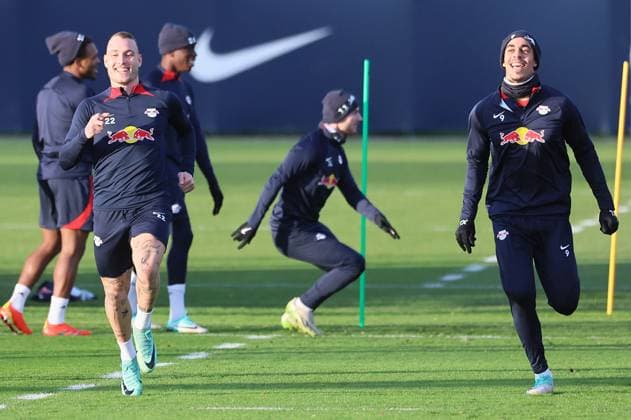 RB Leipzig Training Champions League Leipzig, 12.12.2023, RB Trainingszentrum, UEFA Champions League , RB Leipzig - Abschlusstraining am Vortag von RBL v. Young Boys Bern , Im Bild: David Raum (li., 22, RB Leipzig) und Emil Forsberg (10, RB Leipzig) ,