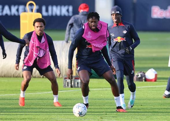 RB Leipzig Training Champions League Leipzig, 12.12.2023, RB Trainingszentrum, UEFA Champions League , RB Leipzig - Abschlusstraining am Vortag von RBL v. Young Boys Bern , Im Bild v.l.: Lois Openda (17, RB Leipzig), El Chadaille Bitshiabu (5, RB Leipzig) und Ilaix Moriba (26, RB Leipzig) ,