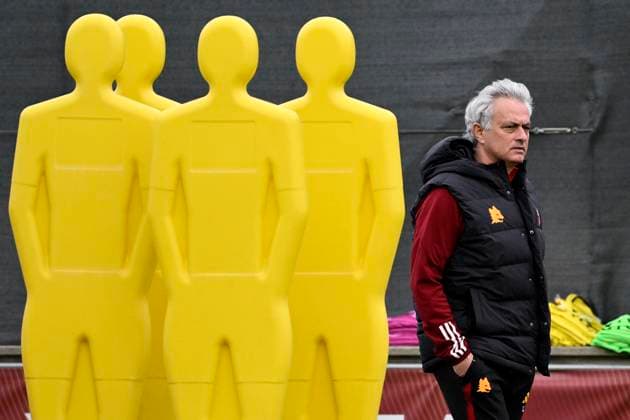 Sport Themen der Woche KW50 Sport Bilder des Tages Jose Mourinho coach of AS Roma attends the team training the day before the Europa League Group G football match between AS Roma and Sheriff at Fulvio Bernardini sporting center in Rome (Italy), December 13rd, 2023. andreaxstaccioli