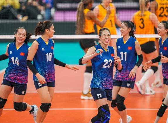 Volleyball, Frauen, FIVB Klub-WM, Vak&305fBank Spor Kulübü Istanbul - Sport Center 1 Hanoi (231213) -- HANGZHOU, Dec. 13, 2023 -- Players of Center celebrate scoring during the pool B preliminary phase match between VakifBank Spor Kulubu of T¨¹rkiye and Sport Center I Women s Club of Vietnam at FIVB Volleyball Women s Club World Championship, WM, Weltmeisterschaft 2023 in Hangzhou, east China s Zhejiang Province, Dec. 13, 2023. ) (SP)CHINA-HANGZHOU-VOLLEYBALL-FIVB WOMEN S CLUB WORLD CHAMPIONSHIP(CN) SunxFei 