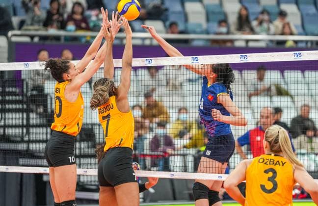 Volleyball, Frauen, FIVB Klub-WM, Vak&305fBank Spor Kulübü Istanbul - Sport Center 1 Hanoi (231213) -- HANGZHOU, Dec. 13, 2023 -- Tran Thi Bich Thuy (R) of Center spikes during the pool B preliminary phase match between VakifBank Spor Kulubu of T¨¹rkiye and Sport Center I Women s Club of Vietnam at FIVB Volleyball Women s Club World Championship, WM, Weltmeisterschaft 2023 in Hangzhou, east China s Zhejiang Province, Dec. 13, 2023. ) (SP)CHINA-HANGZHOU-VOLLEYBALL-FIVB WOMEN S CLUB WORLD CHAMPIONSHIP(CN) SunxFei 