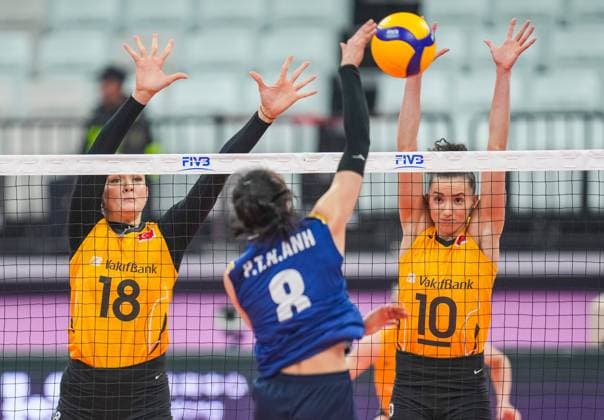 Volleyball, Frauen, FIVB Klub-WM, Vak&305fBank Spor Kulübü Istanbul - Sport Center 1 Hanoi (231213) -- HANGZHOU, Dec. 13, 2023 -- Gunes Zehra (L) and Braga Guimaraes Gabriela (R) of VakifBank compete during the pool B preliminary phase match between VakifBank Spor Kulubu of T¨¹rkiye and Center I Women s Club of Vietnam at FIVB Volleyball Women s Club World Championship, WM, Weltmeisterschaft 2023 in Hangzhou, east China s Zhejiang Province, Dec. 13, 2023. ) (SP)CHINA-HANGZHOU-VOLLEYBALL-FIVB WOMEN S CLUB WORLD CHAMPIONSHIP(CN) SunxFei 
