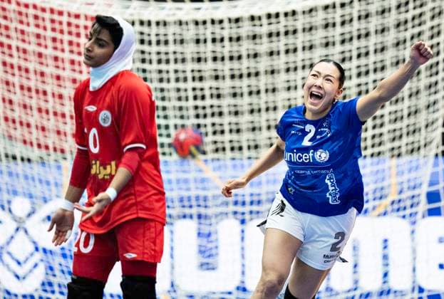 Sport Bilder des Tages Handball, Frauen WM, Grönland - Iran Greenland s Nuunu Lukassen has scored in the World Cup match between Greenland and Iran during the IHF World Championship, WM, Weltmeisterschaft in women s handball, placing match in the President s Cup Finals, in Arena Nord in Frederikshavn, Wednesday 13 December 2023.. (Photo: Henning Bagger Ritzau Scanpix) , Frederikshavn Jutland Denmark Copyright: HenningxBagger HenningxBaggerx COP15285 spdk20231213-134302-L