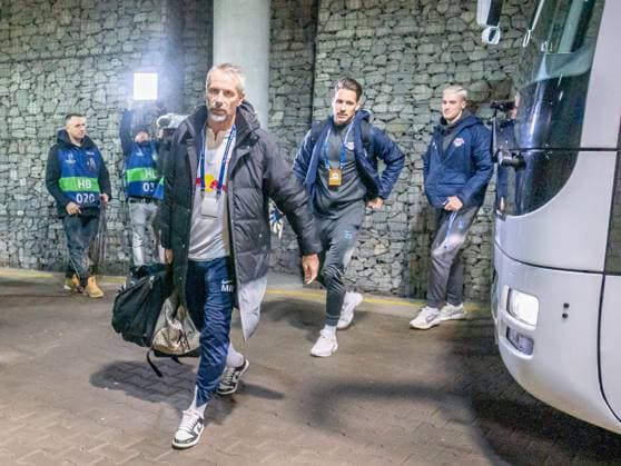 Leipzig, Deutschland 13. Dezember 2023: Champions League - 2023 2024 - RB Leipzig vs. Young Boys Bern Im Bild: Trainer Marco Rose (Leipzig) und Torhüter Janis Blaswich (Leipzig) verlassen den Mannschaftsbus Copyright: xFotostandx xNachtigallx