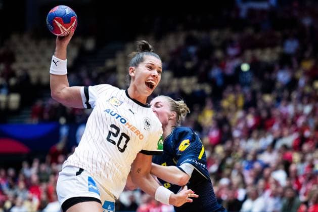 231213 Emily Bölk of Germany and Linn Blohm of Sweden during the IHF Women?s World Championship, WM, Weltmeisterschaft handball quarter final match between Sweden and Germany on December 13, 2023 in Herning. Photo: Petter Arvidson BILDBYRAN kod PA PA0705 handball handboll handball bbeng vm handball-vm handbolls-vm ihf handball world championship world handball championship 2023 world championship 2023 sverige sweden tyskland germany dam kvartsfinal quarter final Copyright: PETTERxARVIDSON BB231213PA093