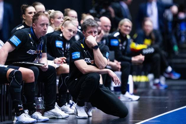 Sport Themen der Woche KW50 Sport Bilder des Tages 231213 Head coach Markus Gaugisch of Germany looks dejected during the IHF Women?s World Championship, WM, Weltmeisterschaft handball quarter final match between Sweden and Germany on December 13, 2023 in Herning. Photo: Petter Arvidson BILDBYRAN kod PA PA0705 handball handboll handball bbeng vm handball-vm handbolls-vm ihf handball world championship world handball championship 2023 world championship 2023 sverige sweden tyskland germany dam kvartsfinal quarter final depp *** 231213 Head coach Markus Gaugisch of Germany looks dejected during the IHF Women?s World Championship handball quarter final match between Sweden and Germany on December 13, 2023 in Herning Photo Petter Arvidson BILDBYRAN code PA PA PA0705 handball handboll handball bbeng vm handball vm handbolls vm ihf handball world championship world handball championship 2023 world championship 2023 sverige sweden tyskland germany dam quarter final quarter final depp  Copyright: PETTERxARVIDSON BB231213PA104