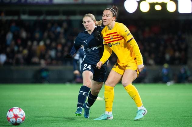 231213 Hanna Andersson of FC Rosengard and Lucy Bronze of Barcelona during the UEFA Women s Champions League football match between FC Rosengard and Barcelona on December 13, 2023 in Malmö. Photo: Christian Örnberg BILDBYRAN COP 166 CO0357 fotboll football soccer fotball champions league fc rosengard barcelona dam bbeng Copyright: CHRISTIANxÖRNBERG BB231213CO005
