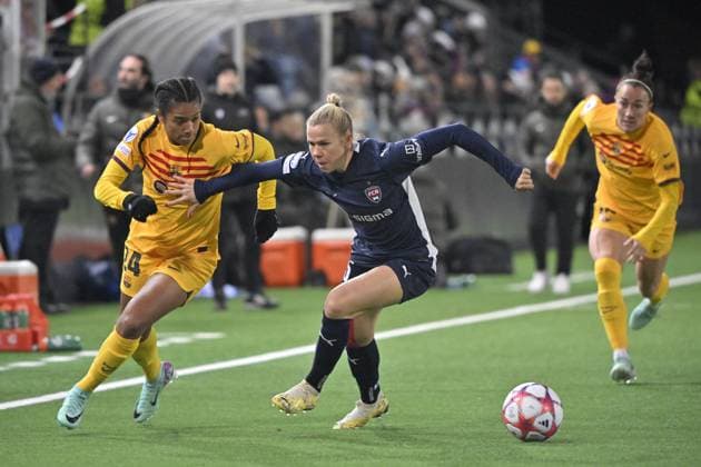 MALMÖ 20231213 Barcelonas Esmee Brugts och Rosengards Jessica Samuelsson i kamp om bollen under onsdagens fotbollsmatch i damernas Champions League (grupp A) mellan FC Rosengard och FC Barcelona, Barca pa Malmö Idrottsplats. MALMÖ SVERIGE x50090x