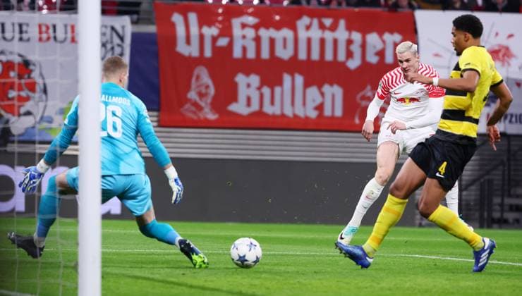 RB Leipzig - Young Boys Bern Champions League Leipzig, 13.12.2023, Red Bull Arena, Fussball , UEFA Champions League, Gruppe G , 6. Spieltag, RB Leipzig vs. Young Boys Bern , Im Bild: Tor für RB Leipzig. Benjamin Sesko (30, RB Leipzig) trifft ins Berner Tor aus Abseitsposition. , Foto nur zur redaktionellen Nutzung bestimmt! . , UEFA regulations prohibit any use of photographs as image sequences and or quasi-video ,