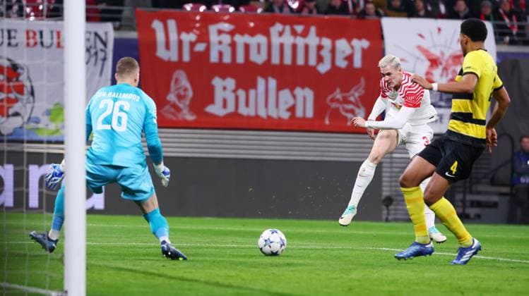 RB Leipzig - Young Boys Bern Champions League Leipzig, 13.12.2023, Red Bull Arena, Fussball , UEFA Champions League, Gruppe G , 6. Spieltag, RB Leipzig vs. Young Boys Bern , Im Bild: Tor für RB Leipzig. Benjamin Sesko (30, RB Leipzig) trifft ins Berner Tor aus Abseitsposition. , Foto nur zur redaktionellen Nutzung bestimmt! . , UEFA regulations prohibit any use of photographs as image sequences and or quasi-video ,