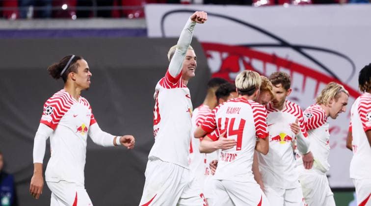 RB Leipzig - Young Boys Bern Champions League Leipzig, 13.12.2023, Red Bull Arena, Fussball , UEFA Champions League, Gruppe G , 6. Spieltag, RB Leipzig vs. Young Boys Bern , Im Bild: Tor für RB Leipzig. Benjamin Sesko (30, RB Leipzig) trifft ins Berner Tor aus Abseitsposition. Jubel. , Foto nur zur redaktionellen Nutzung bestimmt! . , UEFA regulations prohibit any use of photographs as image sequences and or quasi-video ,